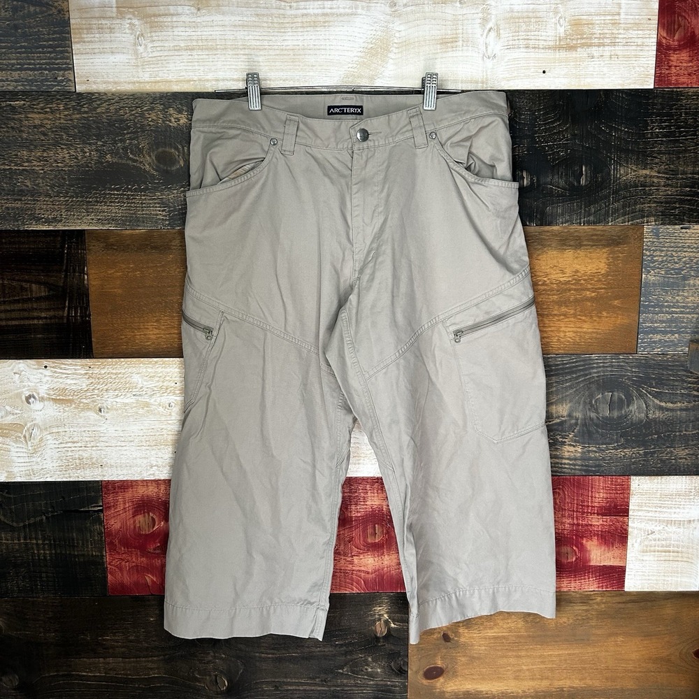arcteryx Vintage Capris 3/4 Short Pants Size 34 By 21 Beige